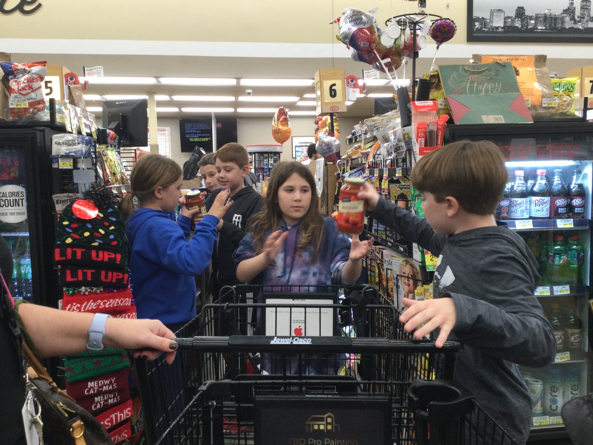 cacioppoleaders's tweet photo. We are shopping with Mrs.C for the Deerfield food pantry for people in need.5 #kipway #109way @kelliecacioppo @jewelosco in Highland Park https://t.co/wFuMKZ6blJ
