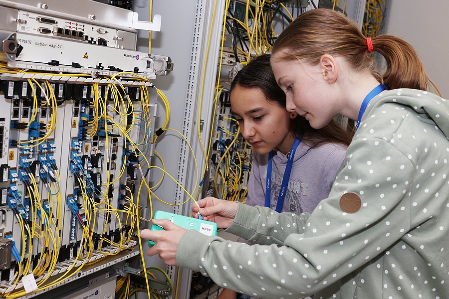 Zukunftstag (@zukunftstag) on Twitter photo Auch Nokia hat sich dieses Jahr am #Zukunftstag im Projekt «Mädchen-Informatik-los!» engagiert. 10 Mädchen durften in die Welt der Telekommunikation eintauchen. <a href="/nokia/">Nokia</a> #Informatikerin #Nokia #NationalerZukunftstag #Seitenwechsel #Berufswahl #Gleichstellung #Berufsbildung #Schweiz Auch Nokia hat sich dieses Jahr am #Zukunftstag im Projekt «Mädchen-Informatik-los!» engagiert. 10 Mädchen durften in die Welt der Telekommunikation eintauchen. <a href="/nokia/">Nokia</a> #Informatikerin #Nokia #NationalerZukunftstag #Seitenwechsel #Berufswahl #Gleichstellung #Berufsbildung #Schweiz