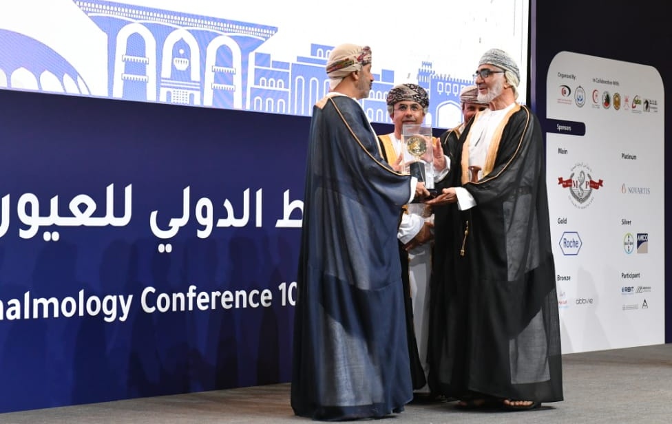 🔴 معالي السيد راعي الحفل يُسلم جائزة الطبيب العماني "ابن عميرة" للطبيبين العمانيين السيد الدكتور سلطان بن يعرب البوسعيدي والدكتور علي بن طالب الهنائي التي جاءت تكريما لجهودهما وتفانيهما؛ لما قدماه في سبيل خدمة الإنسانية في المجال الطب