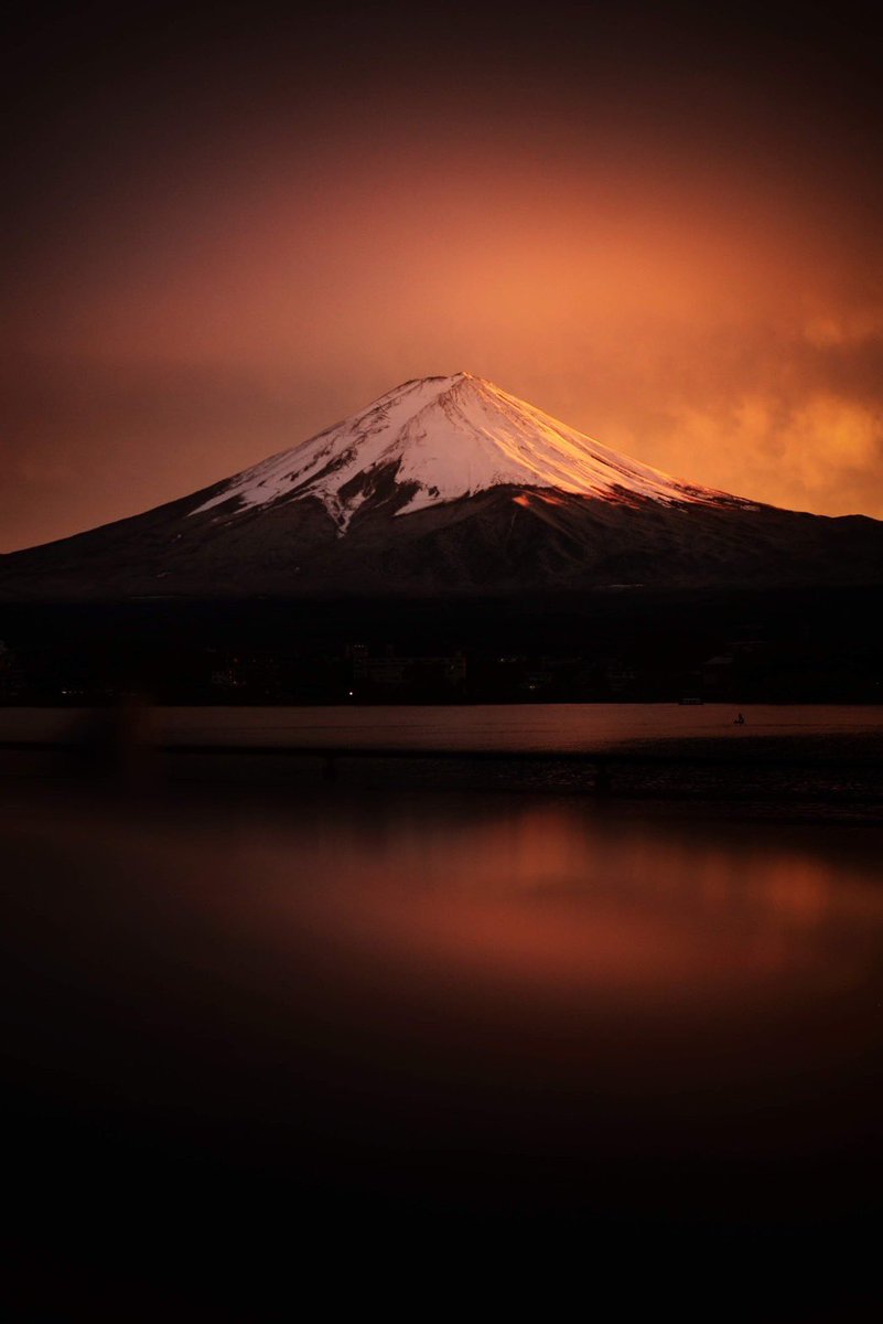 厚い雲、小雨が降る。陽が沈むたった一瞬見えた夕陽。湿った空気の中に感じる静寂の富士山。撮影をさせて頂いている富士スピードウェイホテル。https://t.co/fCShZjHezW