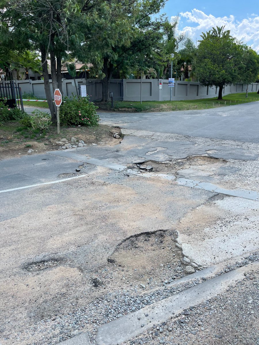 andrew_senior's tweet photo. @MyJRA Thank you. Pothole repairs required at Macbeth and Othello, Witkoppen Ext. 7, 2191. https://t.co/TodPCmB2co