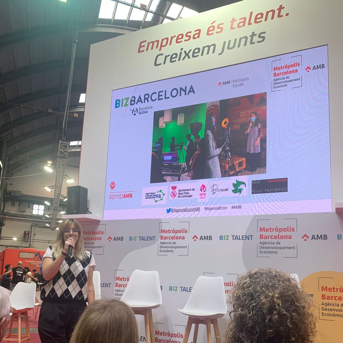 SocioEconAMB's tweet photo. ➡️Continuem presentant projectes municipals #ApropAMB al #BizBarcelona22.👇👇
El projecte "ECO-MEDIA, formació inclusiva transformadora en creació audiovisual i mèdia" és una iniciativa singular i innovadora, impulsada pel programa municipal #SantFeliuInnova https://t.co/8huhQq4Arz