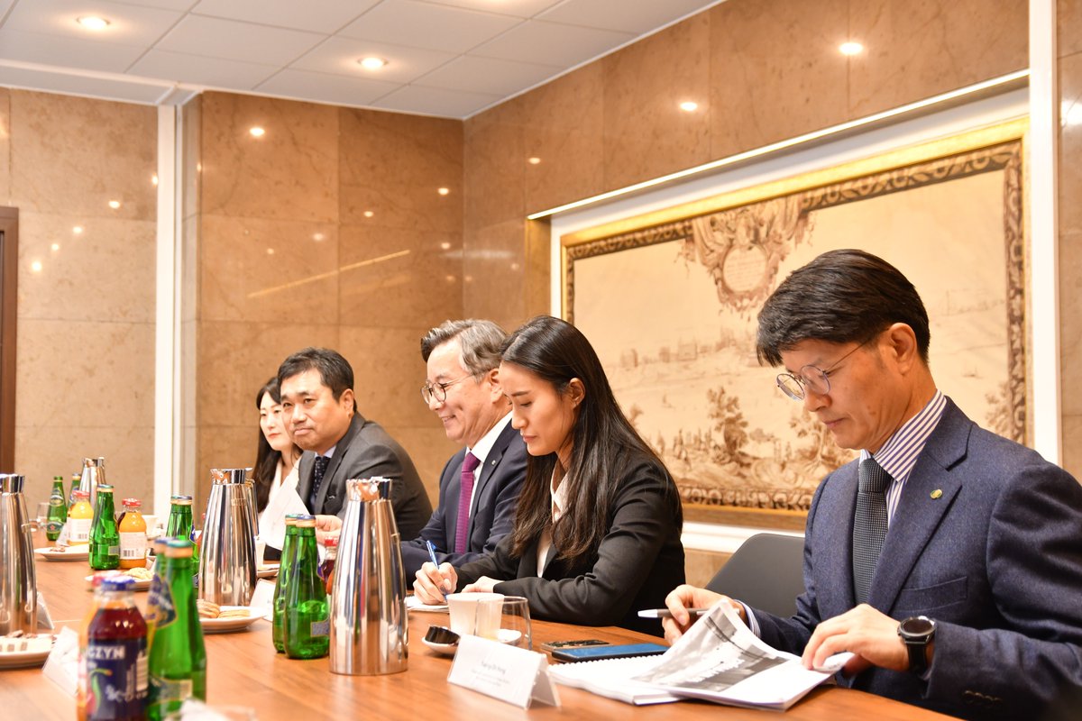 ℹ️Wicepremier <a href="/SasinJacek/">Jacek Sasin</a> spotkał się z Ambasadorem Republiki Korei w Polsce, Panem Hoonmin #Lim oraz przedstawicielami Korea Hydro &amp; Nuclear Power pod przewodnictwem wiceprezesa wykonawczego #KHNP, Pana Yoh-Shik Nam. Rozmowa dot. 🇰🇷 oferty budowy elektrowni jądrowej w 🇵🇱
