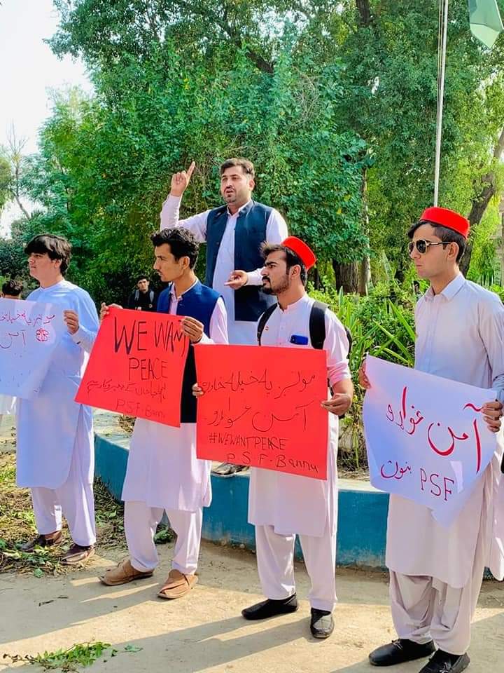 Mudasirpsf's tweet photo. آمــن یو مسلک دے ما پرے کلک آیمان راوړے دے🌹💝
نن په ګورنمنټ پوسټ ګریجویټ کالج بنو کښې دا پښتون سټوډنټس فیډرېشن لا اړخه ا آمــن مارچ انغقاد شوے وو.
#PSFBANNU
#psfpukhtunkhawa
#amanmarch 
#SavePakhtunkhwa https://t.co/RUHEe3mJae