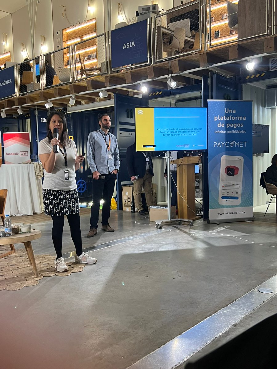 accentobert_'s tweet photo. Avui som a #ecommercetourbarcelona amb @DonDominio per explicar a emprenedors i startups la importància de treballar amb un domini de proximitat. Tot ecommerce comença amb un domini i web, però molts s'enfoquen només en el mercat internacional i s'obliden del seu mercat local. https://t.co/omJDtQar3S