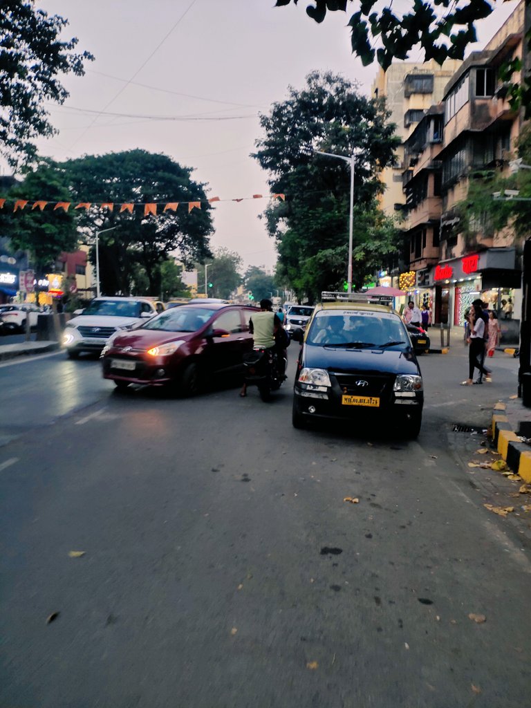 mumbaimatterz's tweet photo. One more #jugaad to hide the number plate while doing #WrongSideDriving...cover it with a bag.. 

Anyways @MTPHereToHelp does nothing to curb it even when number plate is visible..
.
.
. https://t.co/XDp5iNUVKE