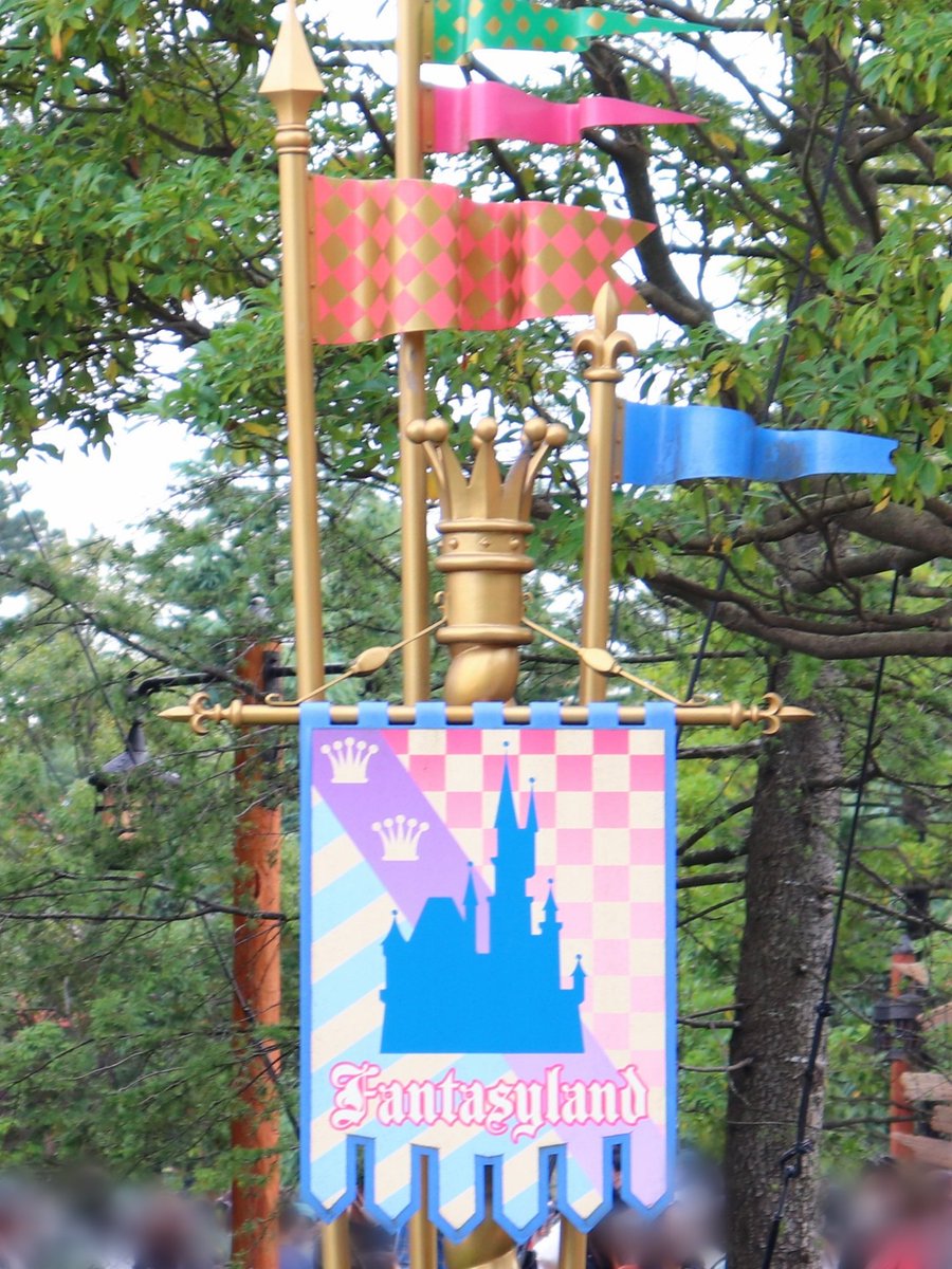 Fantillusion_26's tweet photo. 補足のこぼれ話

ファンタジーランドの看板のすぐ近くには、新エリアのオープンと同時にアイスクリームワゴンができました
このワゴン、もともとあったあの看板に合わせてデザインされたのではないかと思ってます
この前パークで見て、色味やフラッグ等、とても調和してることに気づきました👌🏻 ̖́- https://t.co/fcVSRsxAi3