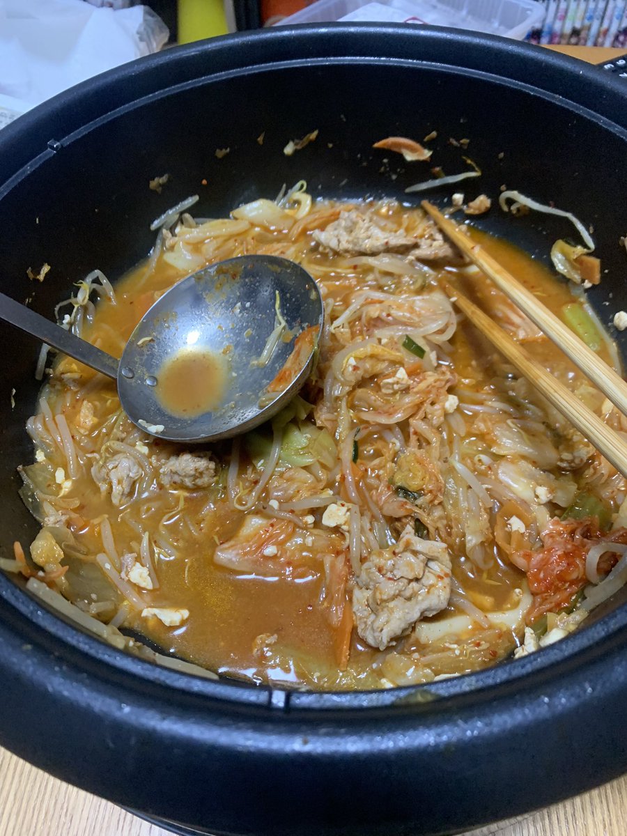 mainichinabeo's tweet photo. 昨日の残りにキムチ＆めんつゆ追加。
豚キムチ寄りの味に。スープは少し残るか。
#毎日おなべ #おなべ #おいしい #つぎたし #今日は野菜炒めセット #鍋は洗わない https://t.co/T7PDDf0Fxb