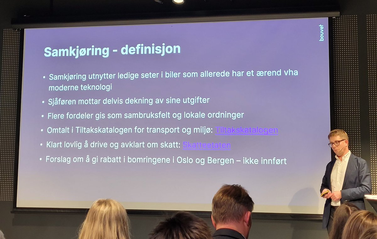 majakrr's tweet photo. Interessant sesjon på #Kollektivkonferansen2022 om #samkjøring. Det fins, det er lovlig, det går an økonomisk...men vi får det ikke til i Norge. Hvorfor? Kan vi styrke kobling til #kollektivtransport? Glimrende ledet av @kflamlie og Pelin Smines. #transportmiks https://t.co/yG9xIC9sTB