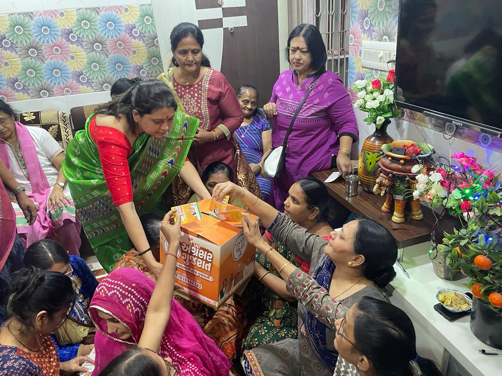 Deepikasardava's tweet photo. ગુજરાત વિધાનસભાની આગામી ચૂંટણીમાં ભારતીય જનતા પાર્ટી-  ગુજરાત પ્રદેશ દ્વારા #Agresar_Gujarat ��ંકલ્પ પત્ર જાહેર કરતા પહેલા ગુજરાતની મહિલાઓનો અભિપ્રાય લેવા માટે આજરોજ જોધપુર મંડળમાં સૂચન પેટી લઈ મહિલાઓને મળી મહિલાઓની આકાંક્ષા મેળવી. https://t.co/VJOlAPIjgG