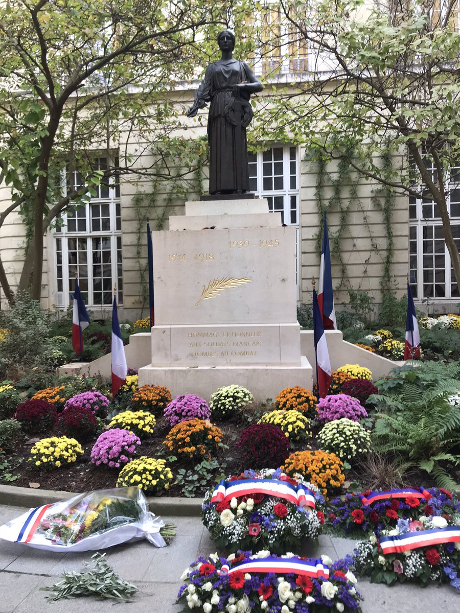 BirabenAnne's tweet photo. Ce matin honneur aux combattants de la Grande Guerre à #mairie5 dépôts de gerbes sous l’œil attentif des élèves des écoles #SainteRosalie et #Boulanger et en présence du recteur de la #grandemosquee de #Paris #poilus #tranchees #Verdun https://t.co/biIHaKlLXB