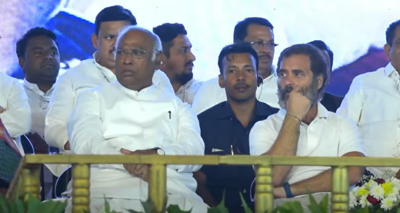 StateLive3's tweet photo. LIVE: Mallikarjun Kharge and Rahul Gandhi address public meeting in Nand... https://t.co/QYcgrfQogC via @YouTube https://t.co/Nmys4Tb2t9