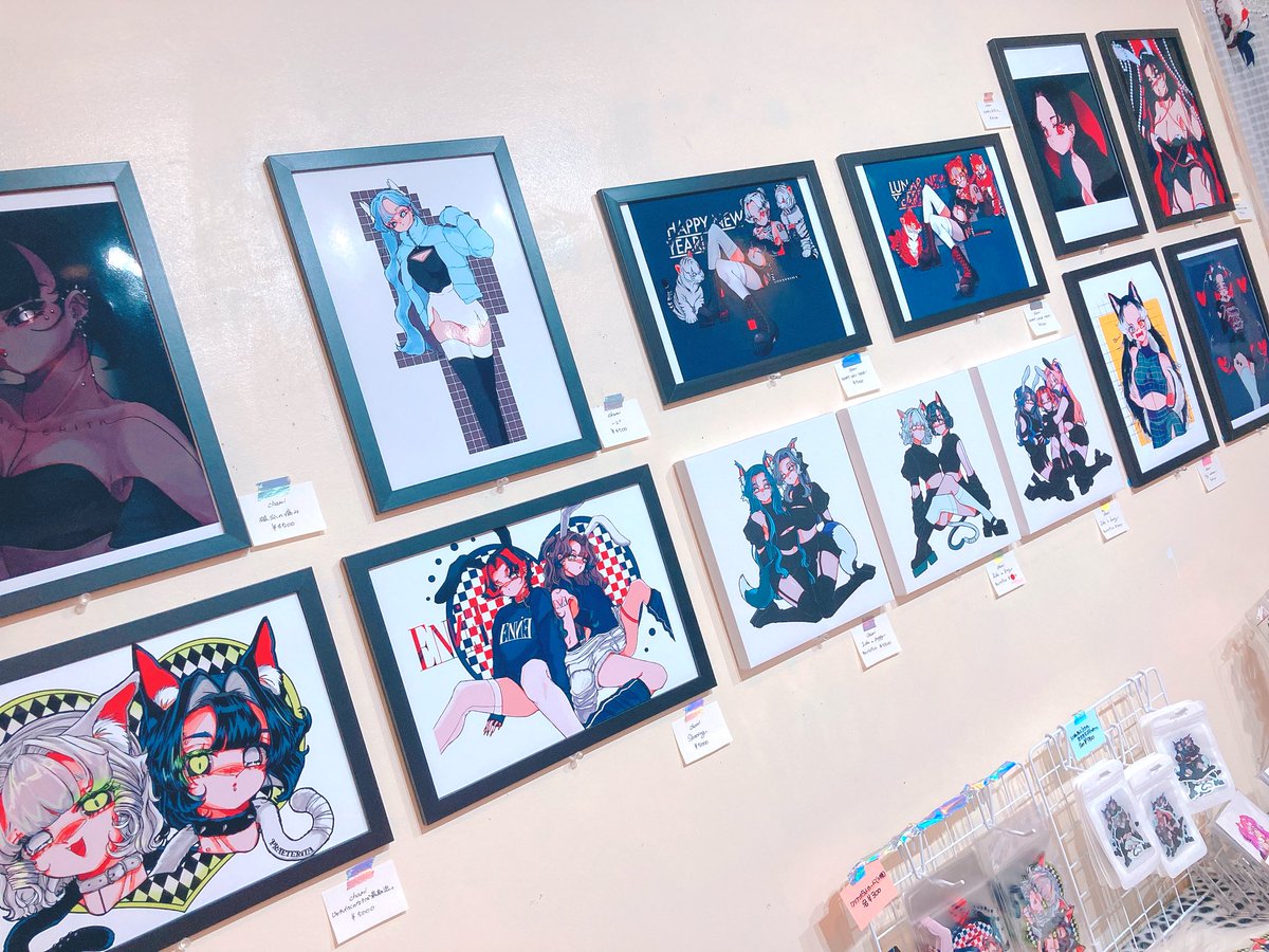 プティシャンブル（<a href="/Gallerypetit/">Gallery プティシャンブル@羽羽</a> ）で開催中の燈彩さん（<a href="/hiiro753/">✿ 燈彩 2/22コミティア【T03a】🌷2/23そうさくマーケット【に11a】</a> ）＆chamiさん（<a href="/too_dazzling4me/">chami🎯そうさくマーケット🐇に01a🐇</a> ）の2人展お邪魔いたしました〜🐷
お二人ともめちゃくちゃ色彩が鮮やかでグッズも豪華なスーパーギャルな展示会でした！！
是非是非お越しくださいませ！！