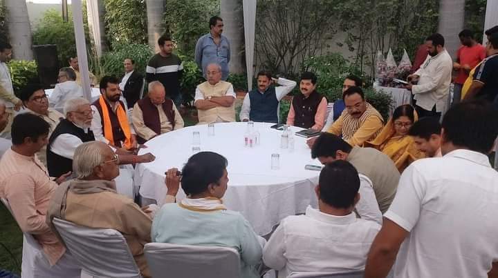 pranavpratapbjp's tweet photo. माननीय पूर्व मंत्री एवं विधायक श्री राजेंद्र शुक्ला जी के निवास स्थान अमाहिया रीवा में भा.ज.पा. जिला रीवा की कोर कमेटी एवं कार्यकर्ता बैठक में सभी माननीय विधायक, भा.ज.पा. के वरिष्ठ नेता एवं कार्यकर्ताओ के साथ सम्मिलित होने का अवसर प्राप्त हुआ !#BJP #rewabjp https://t.co/nYDVcRqrii