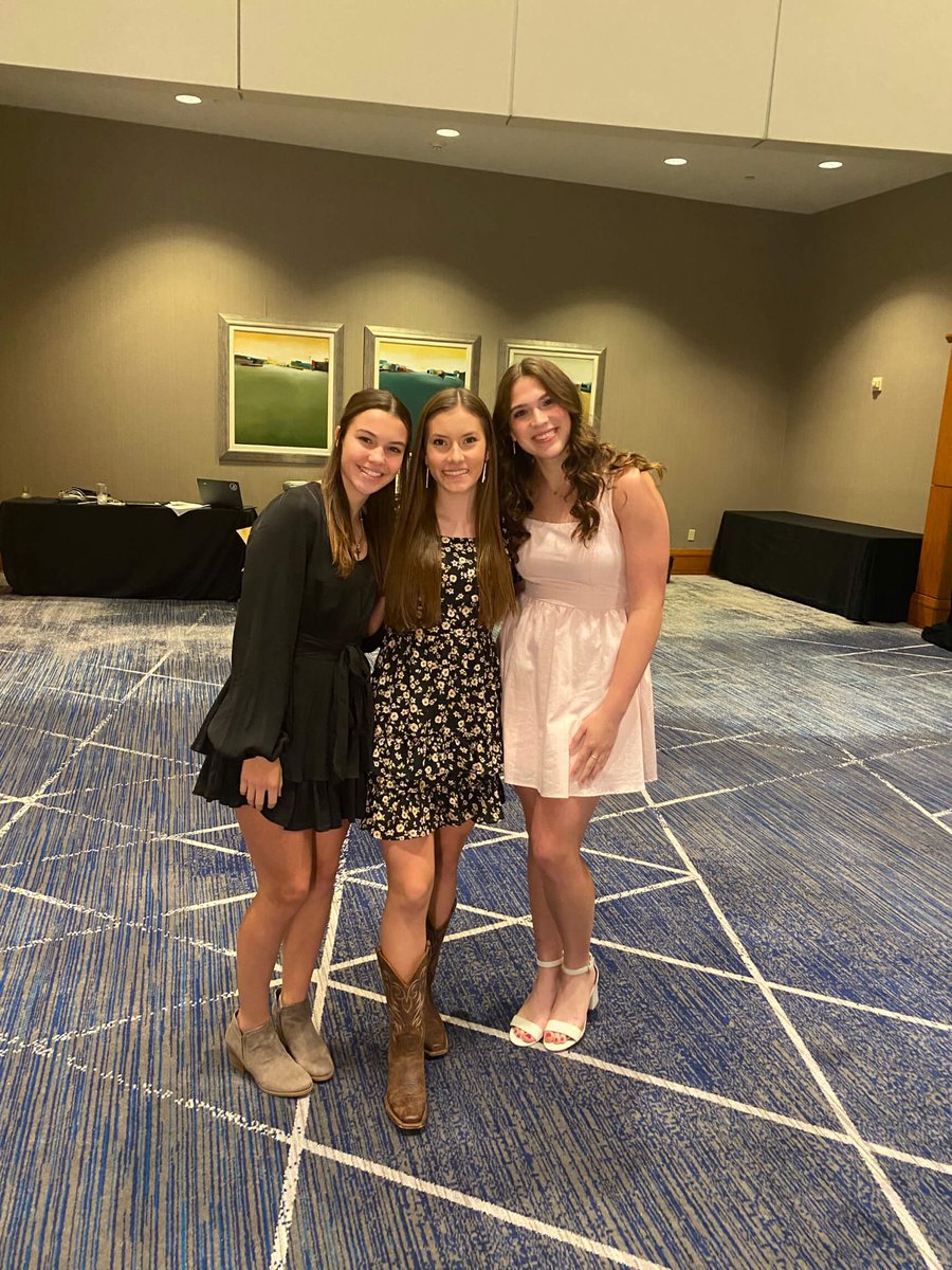 SwimTomball's tweet photo. 3 of our Varsity swimmers attended the Night of Champions Victory Gala where @TimTebow was the special guest speaker. #northhoustonfca #FCA https://t.co/ji7gFwFYpV