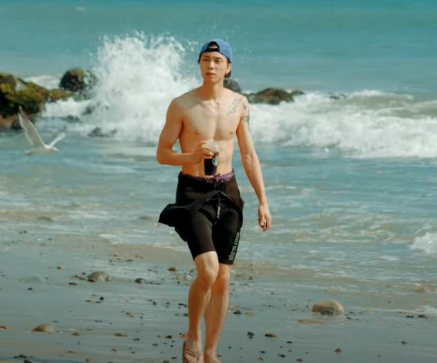 suhjohnnypic's tweet photo. ice americano walks on the beach 

#JOHNNY #쟈니 
#ジャニー #NCT127 https://t.co/K39S9qKnWk