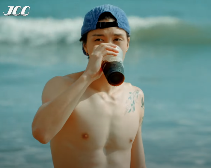 suhjohnnypic's tweet photo. ice americano walks on the beach 

#JOHNNY #쟈니 
#ジャニー #NCT127 https://t.co/K39S9qKnWk