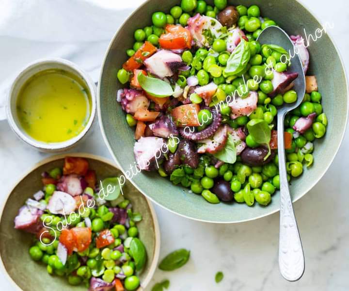 Nous leur avons conseillé de manger sain et sympa tous les jours et ils ont fini par comprendre que manger sain est vraiment sympa 😃😃😃.
Au Menu pour ce soir.
De la salade de petits pois à la menthe et au thon  🤤 la recette est ici m.facebook.com/story.php?stor…