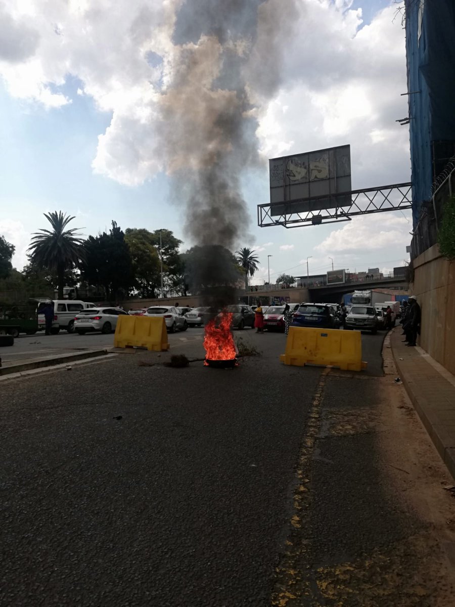 IamTlotlego's tweet photo. Scenes from the M1 n/s, that remains closed with burning tyres. @CityofJoburgZA SAMWU workers are demanding to see the Mayor.
@JoburgMPD on the scene managing traffic &amp; ensuring the safety of motorists. https://t.co/zyCfX8bmsb