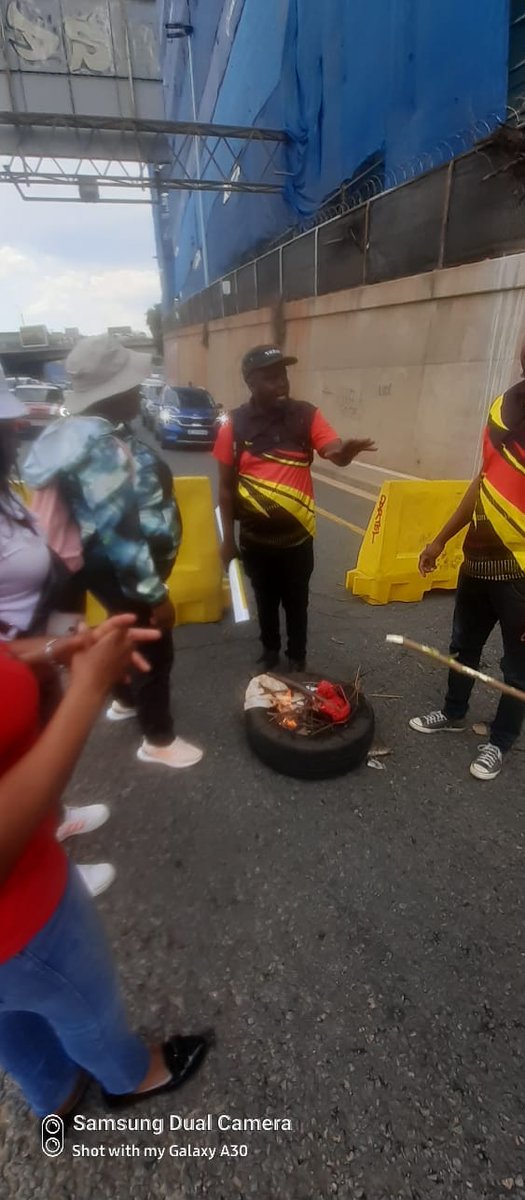 IamTlotlego's tweet photo. Scenes from the M1 n/s, that remains closed with burning tyres. @CityofJoburgZA SAMWU workers are demanding to see the Mayor.
@JoburgMPD on the scene managing traffic &amp; ensuring the safety of motorists. https://t.co/zyCfX8bmsb
