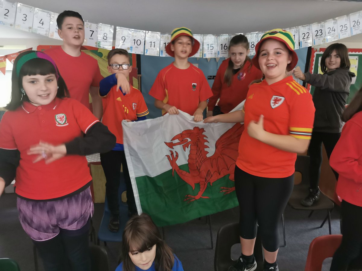 YsgolTalybont's tweet photo. Pawb yn mwynhau'r Jambori Cwpan y Byd 2022 bore 'ma ⚽. Am blant lwcus i ganu yng nghwmni Dafydd Iwan 🏴󠁧󠁢󠁷󠁬󠁳󠁿 #Jambori #YmaOHyd #TimCymru2022 
What a great morning singing and dancing to Welsh songs in preparation for the World Cup 2022! 🏴󠁧󠁢󠁷󠁬󠁳󠁿 https://t.co/F8IGe26ufn