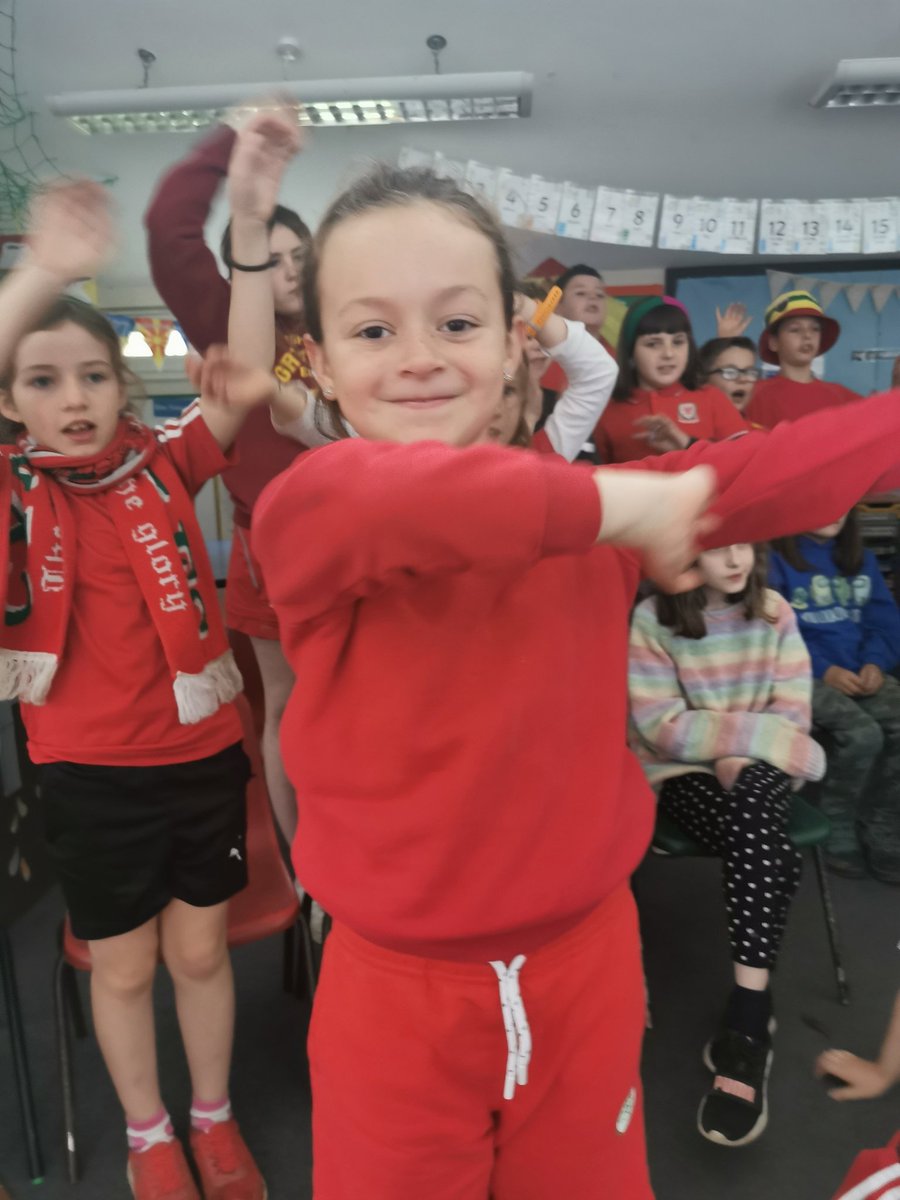 YsgolTalybont's tweet photo. Pawb yn mwynhau'r Jambori Cwpan y Byd 2022 bore 'ma ⚽. Am blant lwcus i ganu yng nghwmni Dafydd Iwan 🏴󠁧󠁢󠁷󠁬󠁳󠁿 #Jambori #YmaOHyd #TimCymru2022 
What a great morning singing and dancing to Welsh songs in preparation for the World Cup 2022! 🏴󠁧󠁢󠁷󠁬󠁳󠁿 https://t.co/F8IGe26ufn