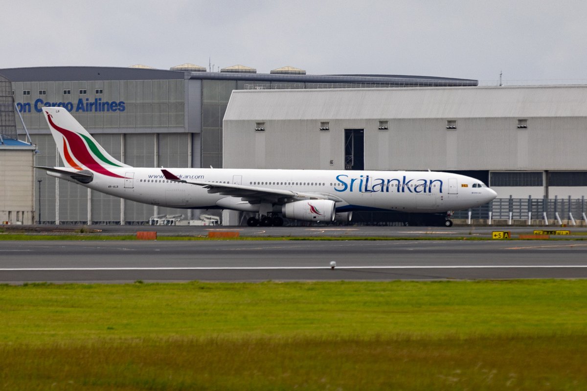 naogoo2's tweet photo. 成田空港にて、スリランカ航空のA330「4R-ALR」
#スリランカ航空 #4RALR #A330 #成田空港 #一人旅のススメ https://t.co/DBdLzRaB6w