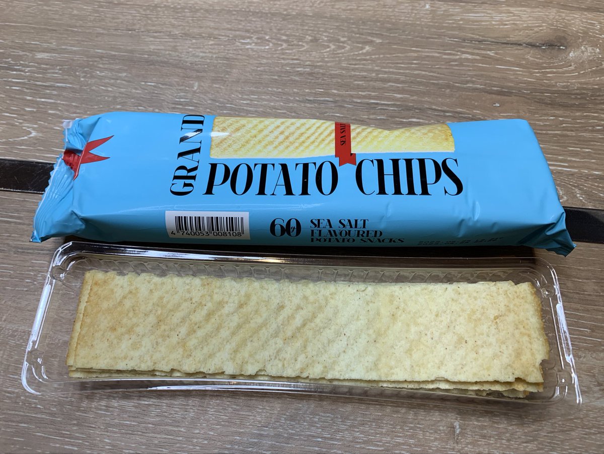 know_how_fun's tweet image. セブンイレブンで買ったこのポテトチップス攻めすぎてて最高。 きしめんみたいなポテチ。