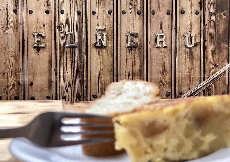 ¿Y lo que apetece un buen pincho de tortilla a estas horas qué?

Pues en El Ñeru tenemos todos los que queráis, y encima, os los regalamos con cada consumición. ¿No os parece un buen plan de pre-viernes?