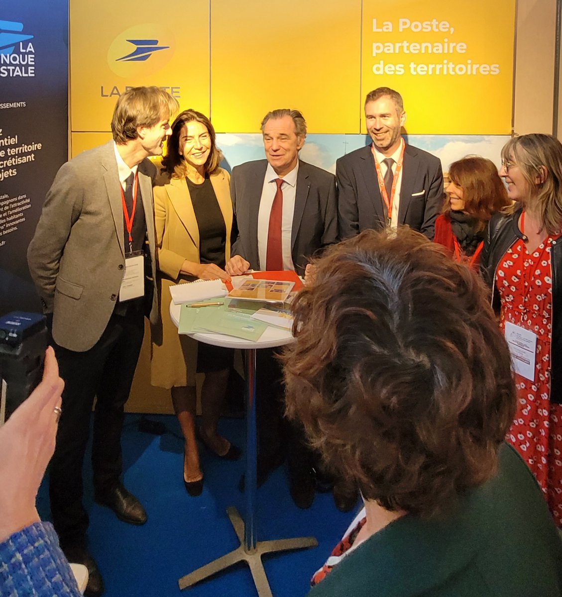 LPNews_PACA's tweet photo. .@RenaudMuselier, président @MaRegionSud et Dominique Santoni, présidente du département de #Vaucluse sont venus à la rencontre des postiers sur le stand du @GroupeLaPoste au Salon des Maires à @VilledeMonteux (84) https://t.co/wEXYHuboXE