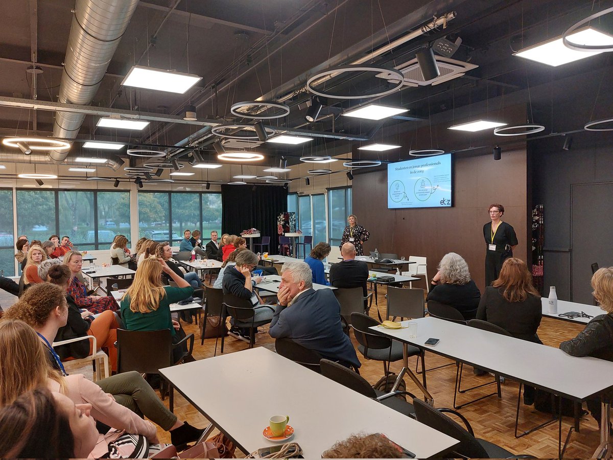 ProfPortaalZorg's tweet photo. Alweer 4e en laatste plenaire presentatie. Mieke van Puijenbroek &amp; Sacha van Dijk @ETZnl over studenten en jonge professionals in de zorg. Wat is er nodig om hen te boeien en te laten groeien.
Zo meteen de workshops! https://t.co/YCU7nbmOUe