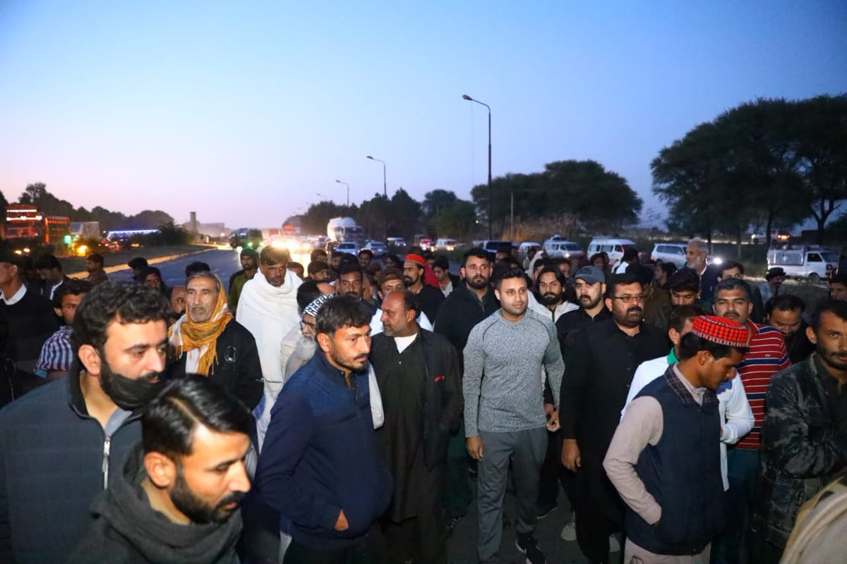 زلفی بخاری کی مدد کو شہریارآفریدی بھی پہنچ گئے موٹر وے اسلام آباد جانے والے راستے مکمل بند. حقیقی آزادی تحریک میں پہلے سے زیادہ تیزی
#آرہا_ہے_پاکستان 
#رُکنانہیں_جھُکنانہیں