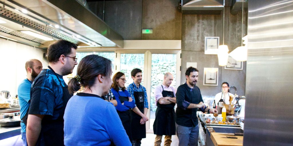 macrotest_ok's tweet photo. 👩🍳🧑🍳 La semana pasada disfrutamos y aprendimos en equipo, junto a nuestro partner @DimensionaCT, de un taller de cocina en el @EspazoAbella 👏🏻
¡Muchas gracias por la experiencia! 😊
#evento #equipo #integracion #partner #cocina #ODS8 #Macrotest https://t.co/X1opdQPgBn