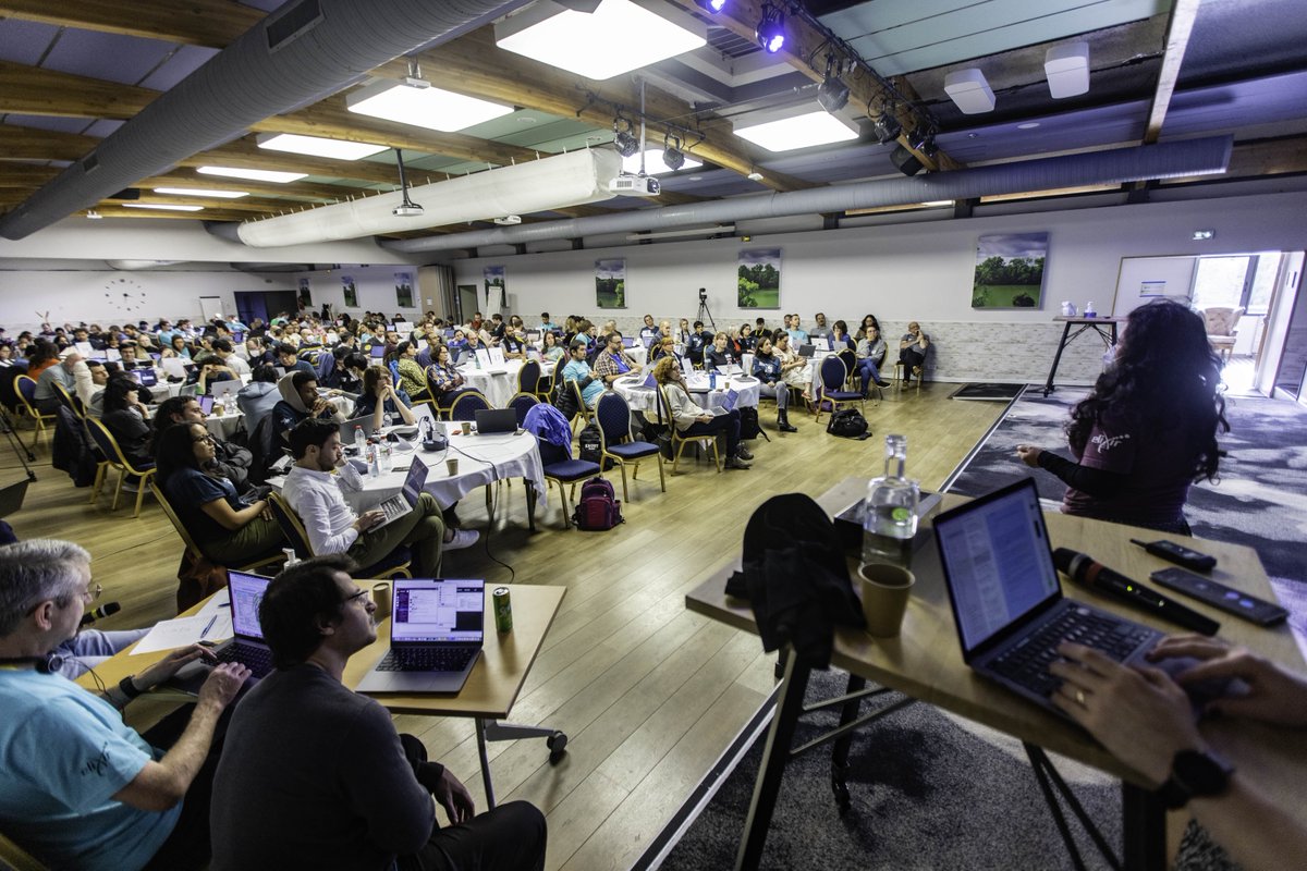 🏋Final stretch of #BioHackEU22!
Yesterday, the participants gave the mid-way report on the projects. 
And today, participants continue to work on their projects 🎯, collaborate with different teams 🤝and get ready for the final presentation tomorrow.