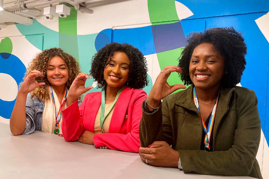 Marina, Mayara e Luana, do time de Business System, estão aqui para dizer que: nossa Tecnologia tem o #CdeQualidade Creditas! Quintouuu✨