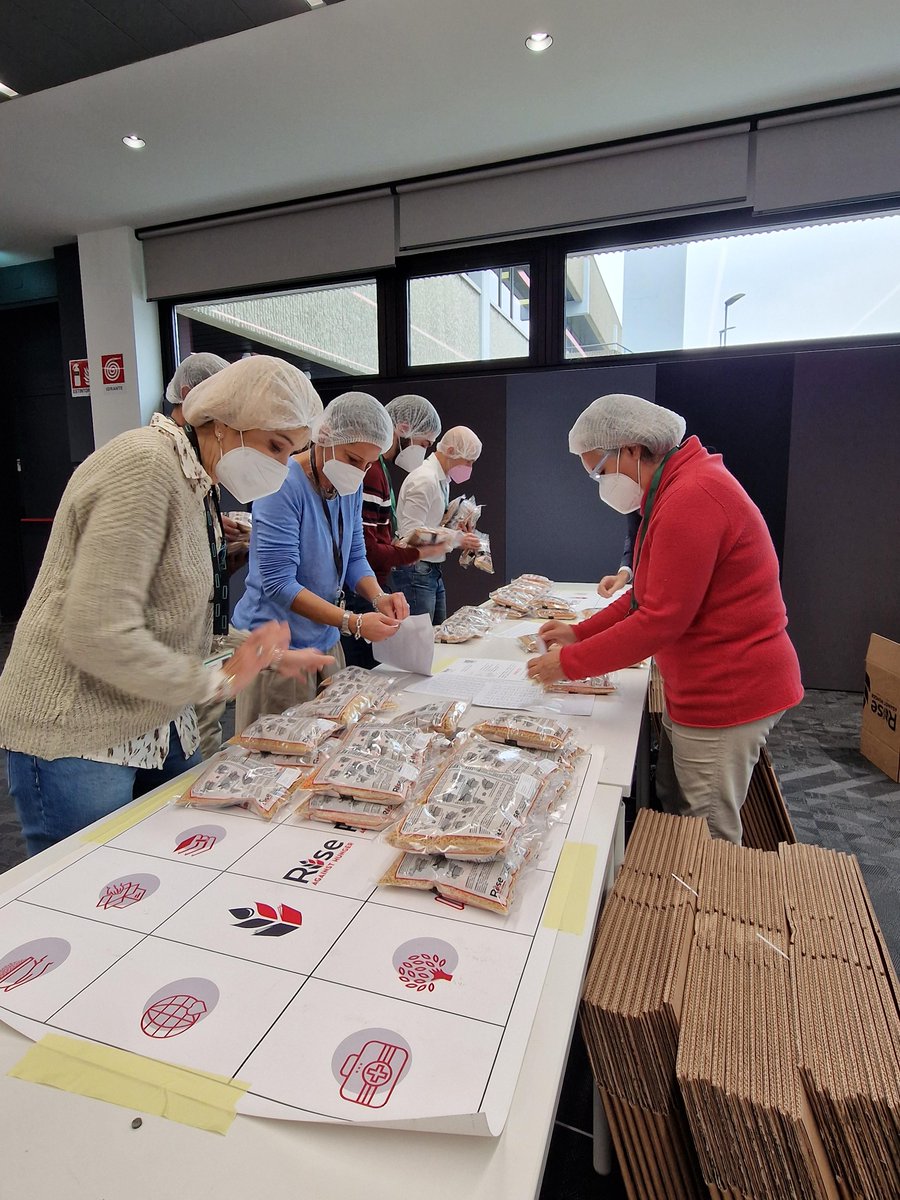 Oggi celebriamo il nostro primo #WeAreHPE Day confezionando pasti pronti da distribuire ai più bisognosi con Rise Against Hunger! hpe.to/6015MxzR3 #StopHunger #RAH #Solidarietà #SDG