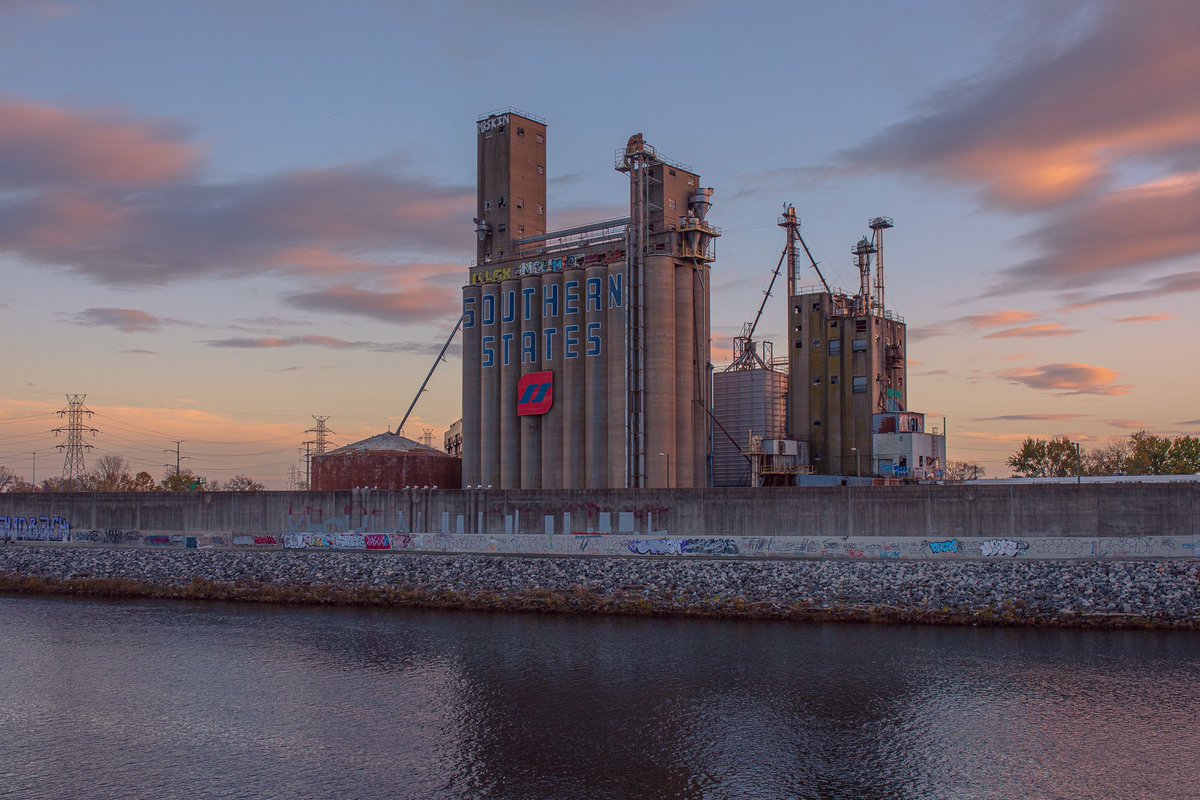 dvdfreeman's tweet photo. Blue industrial hour https://t.co/BdscX1kKqJ
