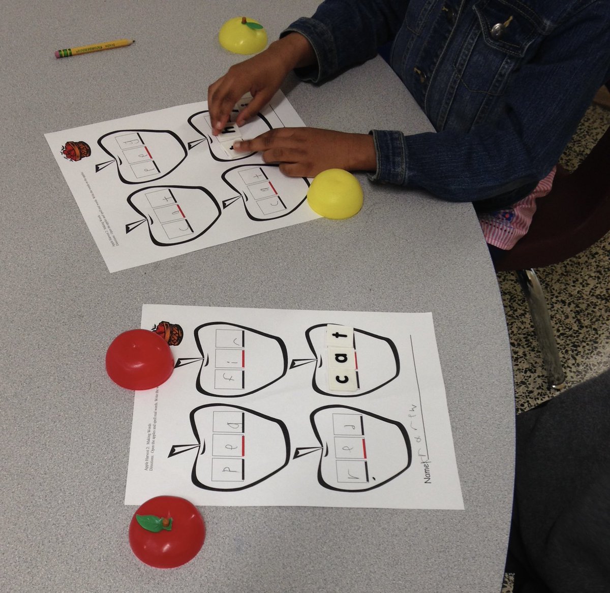 Practice making, reading, &amp; writing CVC words! Open an apple, spill out the letter tiles to make a word, then read &amp; write it! #shortvoeelreading #makelearningfun