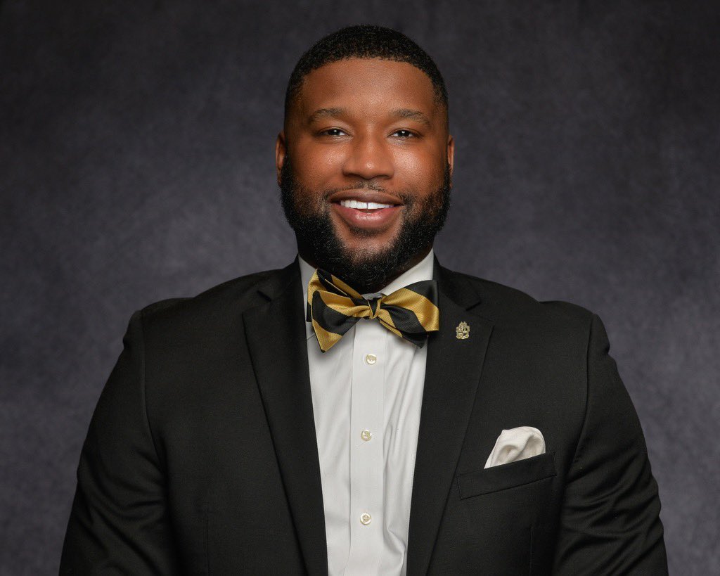 DrArthurDoctor's tweet image. Today my line brothers and I celebrate our 15th year of membership in the world’s greatest fraternity, @apa1906NETwork. Eternally grateful for our unwavering bond. 5 Black men (2 doctors, 3 MBAs) pushing each other each day!

Still on fire for Alpha 15 years later. #Fall07