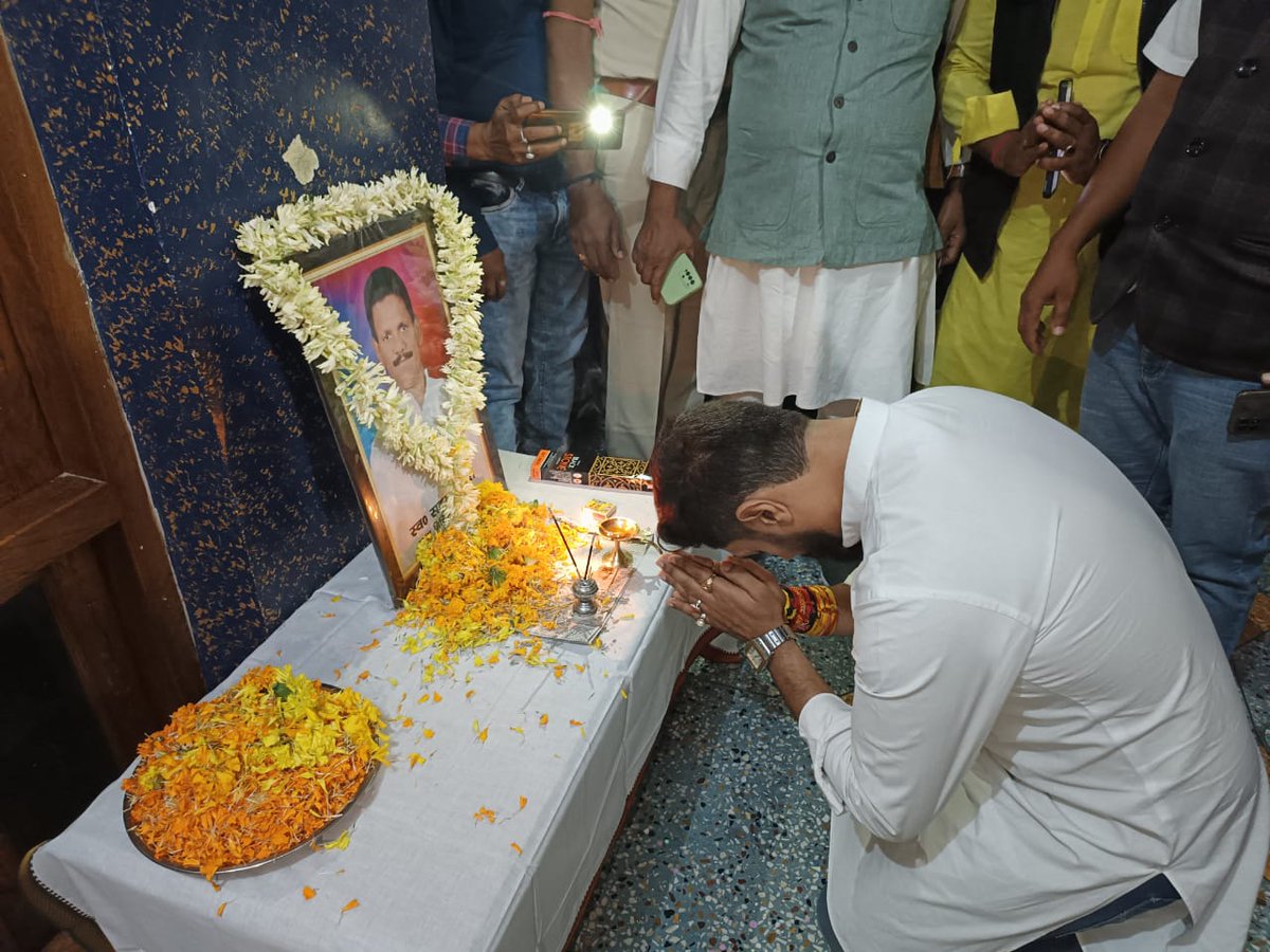 LJP4India's tweet photo. आज लोक जनशक्ति पार्टी (रामविलास) के राष्ट्रीय अध्यक्ष आदरणीय श्री @iChiragPaswan जी ने हाजीपुर में पासवान नगर के आर.एन कॉलेज के पास सुड्डू भगत जी के निधन के उपरांत शोकाकुल परिवार से मिलकर सांत्वना व्यक्त किया। https://t.co/kL7X954Dvx