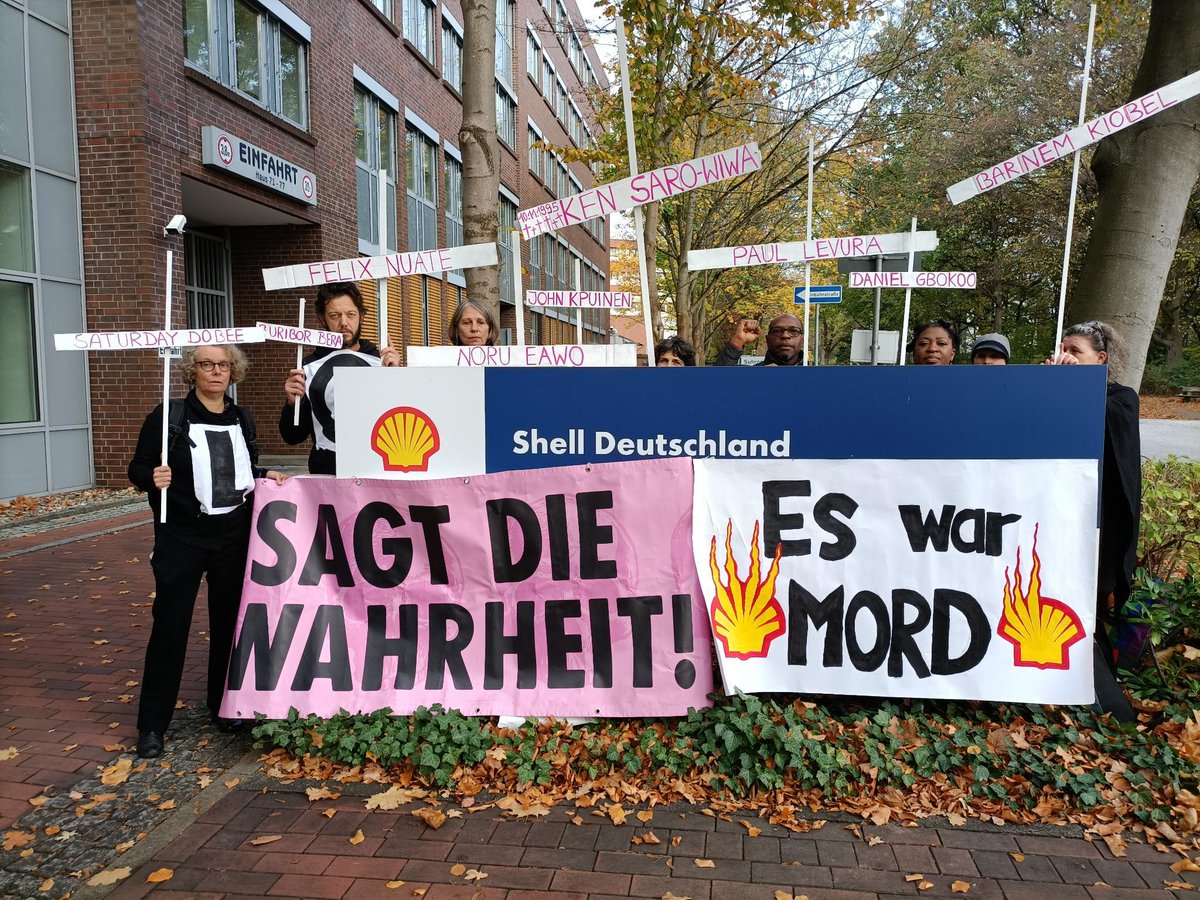 CN: Death
To commemorate the #Ogoni9 and #KenSaroWiwa and remind #Shell2Hell of its guilt for the execution of the Ogoni9 and the #ecocide in the #NigerDelta, we protested today in front of Shell's German headquarters in Hamburg.
#NoJusticeNoPeace
#Shell_Is_Guilty