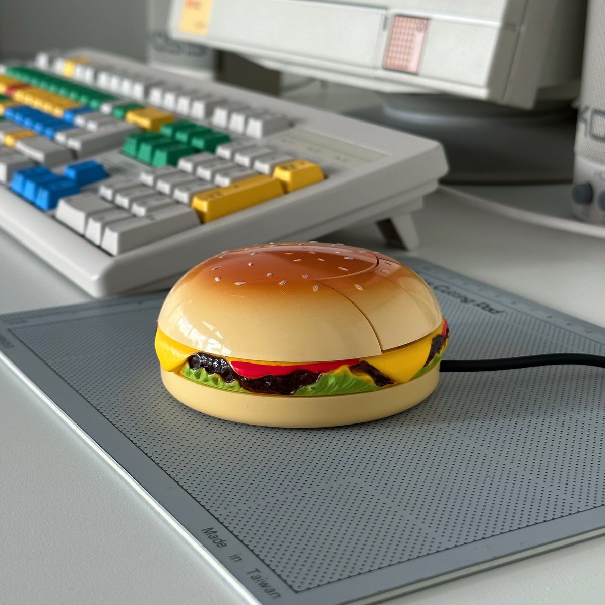Waveshaper_SWE's tweet photo. Let me present to you the peak of 90s PC era 🍔🐭. I’m the cool kid in town now. https://t.co/iLANk7aWgc