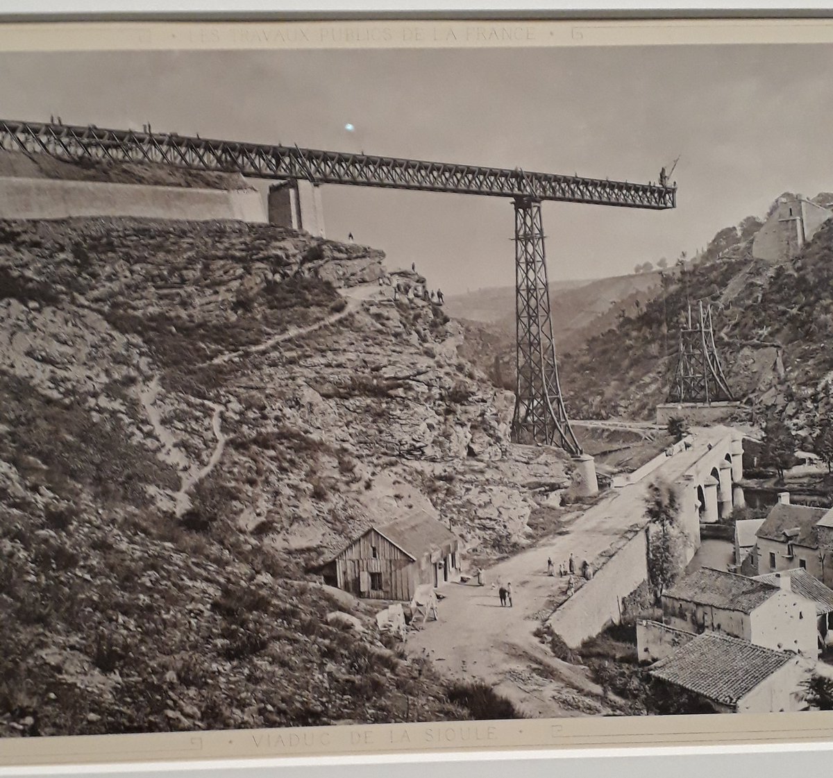 MaCombrailles's tweet photo. Une exposition temporaire au musée d'Arts de #Nantes, "le voyage en train". Il est question d'un viaduc sur la #Sioule, qui n'est autre que le viaduc de #Rouzat (Allier) en cours de construction,par #Eiffel. #Patrimoine @MuseeArtsNantes https://t.co/bBhBqeTGbE