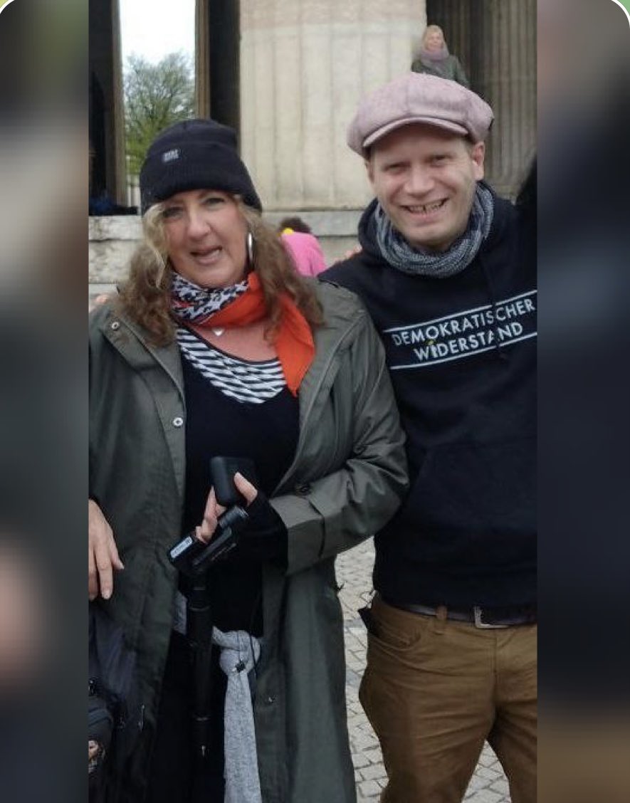 _welpenmetzger's tweet photo. CN:😱!
Unbezahlbar: Die seit ihrer Zeugung überzeugte „Antifaschistin“ #Gorzolla posiert gerne und ausgiebig mit #Nazis wie #Nerling oder (Reichsbürger-)🤪 wie #Niemeyer und dessen Geldgeber #Ibing (erklärter Fanboy des #Stürmer Nachfolgers „Demokratischer Widerstand“).
🥳😂 https://t.co/kwOnALop7h