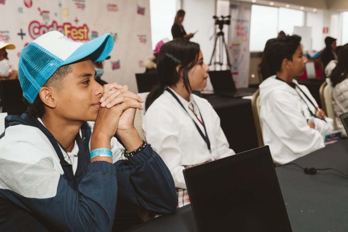 cobritish's tweet photo. #Ahora damos inicio al #CodeFestCFK2022 🏆, una competencia en la que estudiantes de 16 ciudades del país ponen a prueba sus conocimientos sobre pensamiento computacional 🧠. https://t.co/UjFZdoFs5a