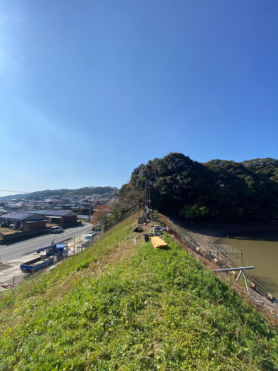 Etv2929's tweet photo. ため池地質調査中。若手指導中😎 https://t.co/nEfbWvjDWj