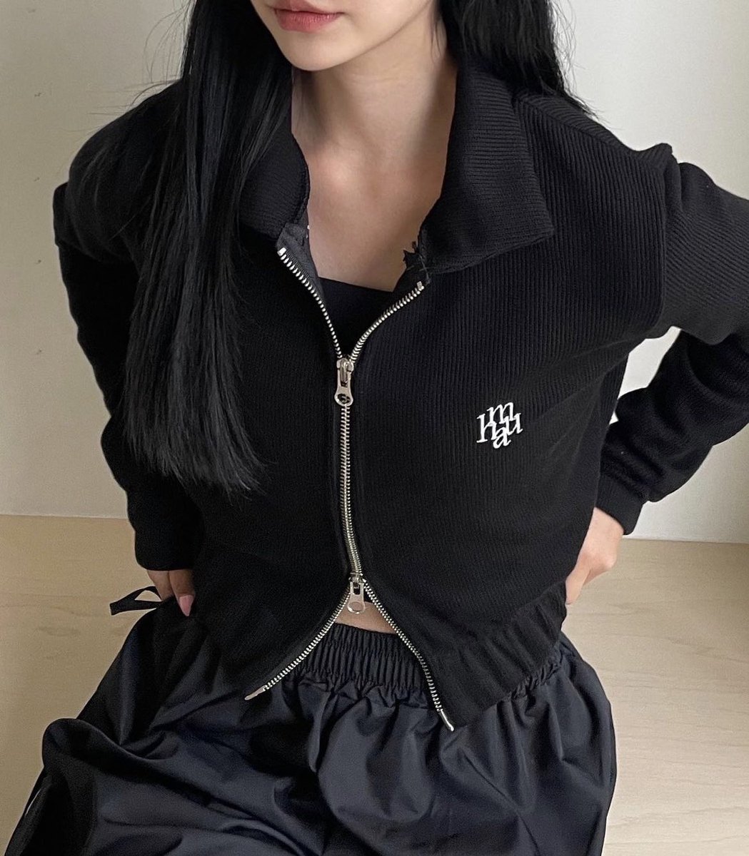 Aom_bf's tweet photo. muahmuah knit zip-up cardigan 🖤🧷 คาร์ดินแกนแบบมีซิปสองทาง ใส่ลำลองสบายๆ แบบงานไม่ใหญ่มาก — 1,070฿ ส่งแอร์ 🫶🏻 https://t.co/nLoABjpq9C