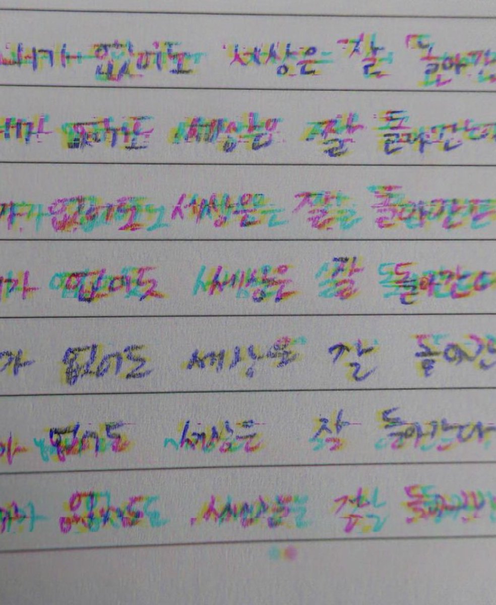 ลืมสังเกตภาพนี้เลย ว่าแล้วทำไมมีคนตั้งกะทู้เกาว่าห่วงแทยอน ข้อความนี้ที่แทยอนเขียน มันอ่านว่า “แม้ว่าฉันจะไม่อยู่ที่นี้แล้ว โลกนี้ก็ยังคงดำเนินต่อไป”🥲 เห็นโซวอนเกาคอมเม้นบอกรักและให้กำลังใจพี่แทกันเยอะเลย โซวอนน่ารักตรงที่ว่ายังไม่รู้ว่าแทยอนจะสื่ออะไรแต่ก็ให้กำลังใจ