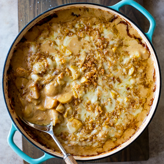 Say Hello to your new favorite side dish folks! These Cheesy French Onion Potatoes are decadent, cheesy and over-the-top delicious! A spin on the classic French Onion Soup recipe potato-style!

RECIPE: thebeachhousekitchen.com/cheesy-french-…