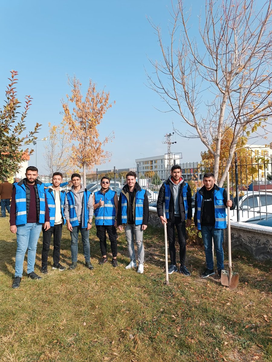 NigdeKYGM's tweet photo. Evimizi güzelleştiriyor, doğaya nefes oluyoruz🌳☺️

📍Milli Piyango Yurdumuz

Öğrencilerimiz ile Yurdumuzun etrafına bir sürü fidan diktik🙋🏻‍♂️😍 https://t.co/dIR4ax0jTg